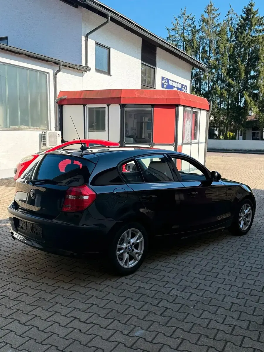 Gebraucht BMW 116 122 PS (89 kW) 2010 Schwarz Kleinwagen