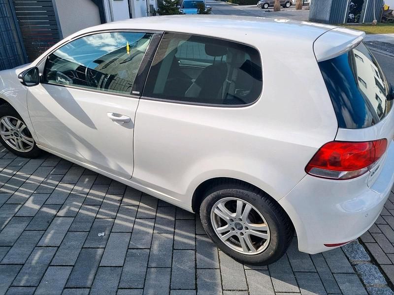 Gebraucht VW Golf VII 105 PS (77 kW) 2012 Weiß Kleinwagen