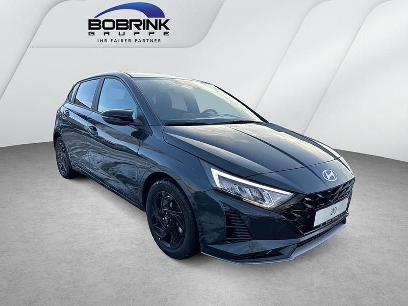 Neu Hyundai i20 Blackline 90 PS (66 kW) 2025 Grau Limousine