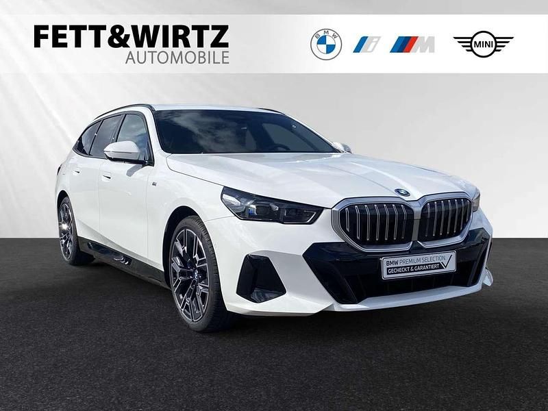 Alpinweiss Gebraucht 2024 BMW 530e M Sport Kombi | 66.490 € - Bild 1/3