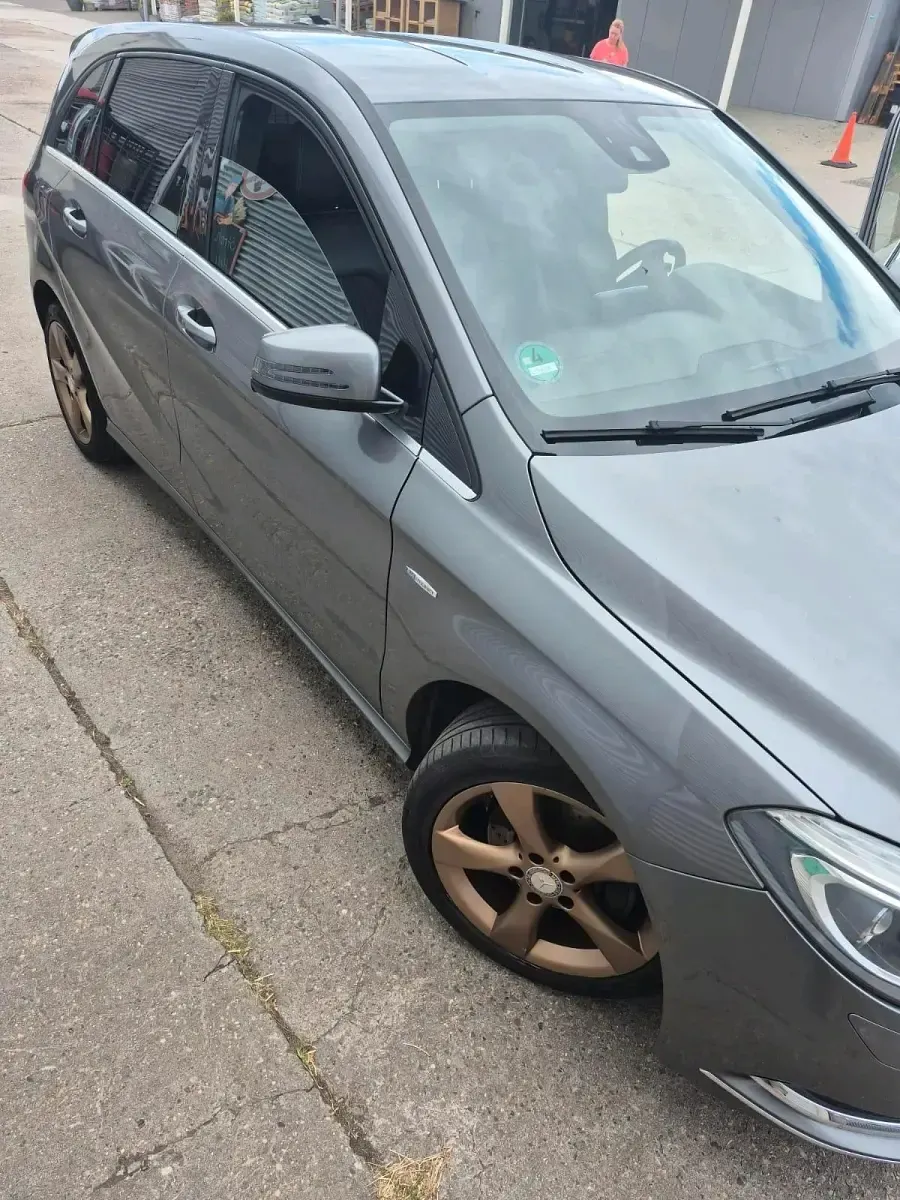 Gebraucht Mercedes B180 108 PS (79 kW) 2012 Grau Kleinwagen