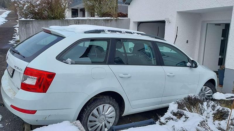 Gebraucht Skoda Octavia 150 PS (110 kW) 2015 Weiß Kleinwagen