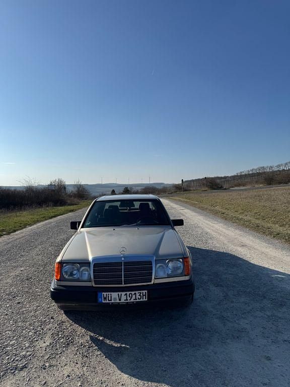 Gold Gebraucht 1988 Mercedes E230 Limousine | 5.600 € - Bild 1/4