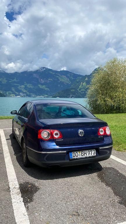 Blau Gebraucht 2005 VW Passat Limousine | 2.000 € (Superpreis) - Bild 1/4