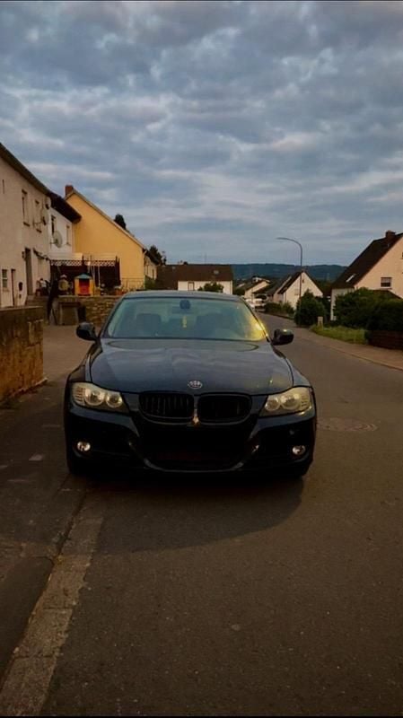 Schwarz Gebraucht 2009 BMW 318 Limousine | 2.100 € (Superpreis) - Bild 1/4