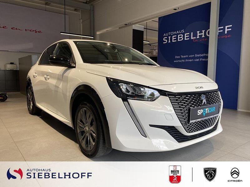 Gebraucht Peugeot e-208 Allure 100 kW (136 PS) 2023 Weiß Kleinwagen