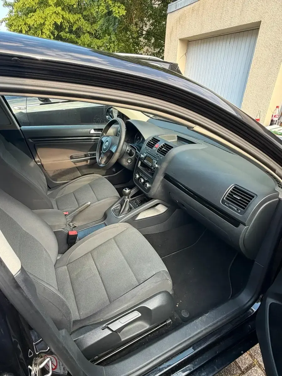 Gebraucht VW Jetta 105 PS (77 kW) 2010 Schwarz Limousine