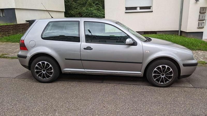 Grau Gebraucht 2001 VW Golf IV Edition Limousine | 1.490 € (Guter Preis) - Bild 1/4