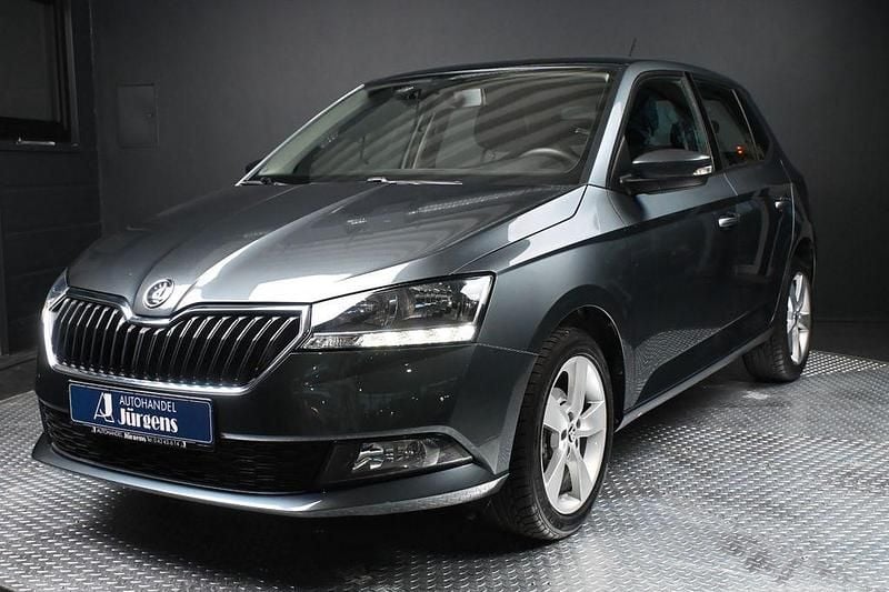 Grau Gebraucht 2019 Skoda Fabia Cool Plus Limousine | 9.990 € (Fairer Preis) - Bild 1/4