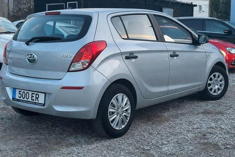 Gebraucht Hyundai i20 Classic 86 PS (63 kW) 2015 Silber Kleinwagen