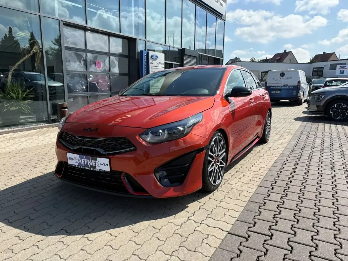 Gebraucht Kia ProCeed GT GT 204 PS (150 kW) 2024 (rng) orange fusion m Kleinwagen