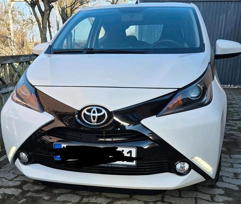 Gebraucht Toyota Aygo Play 69 PS (50 kW) 2014 Weiß Kleinwagen