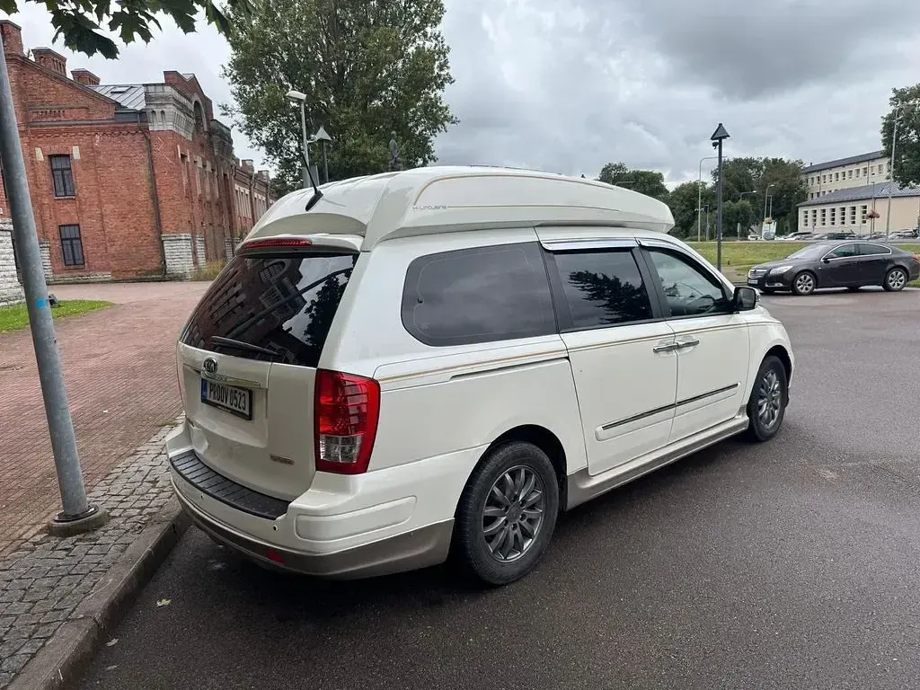 Gebraucht Kia Carnival 197 PS (144 kW) 2010 Weiß Van / Kleinbus