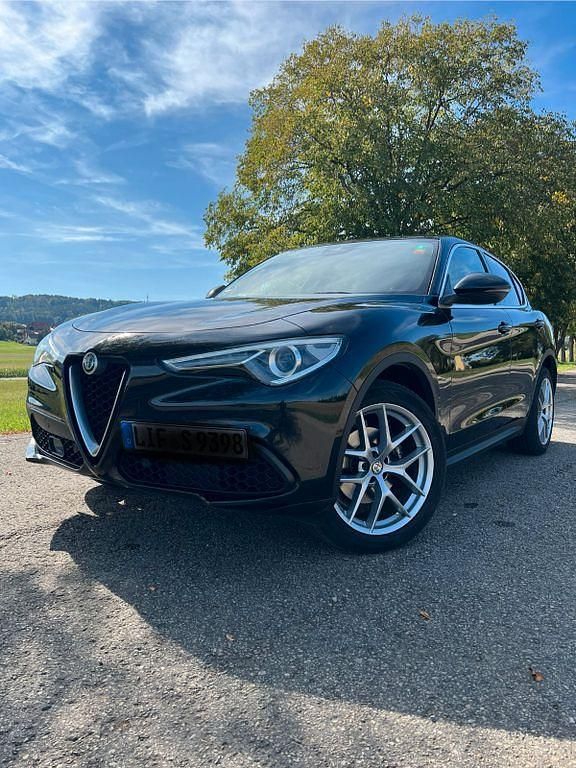Schwarz Gebraucht 2017 Alfa Romeo Stelvio Lusso SUV | 25.800 € (Etwas zu teuer) - Bild 1/4