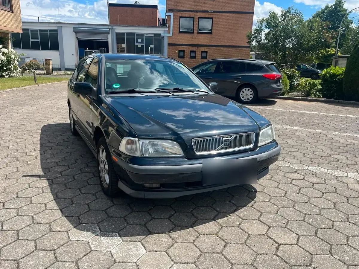 Gebraucht Volvo V40 122 PS (89 kW) 1998 Schwarz Kombi