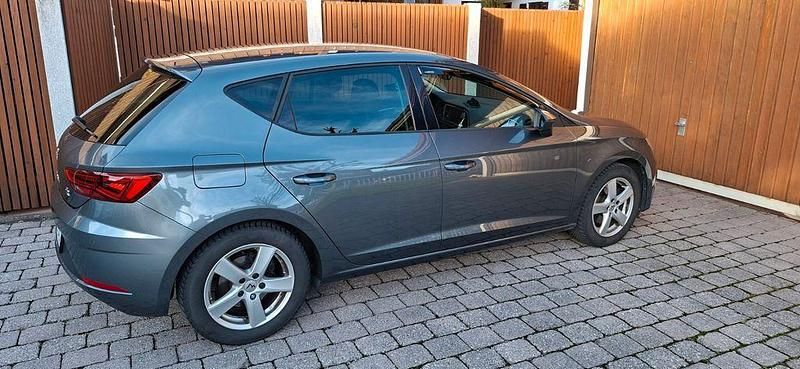 Grau Gebraucht 2018 Seat Leon FR Limousine | 15.300 € (Fairer Preis) - Bild 1/4