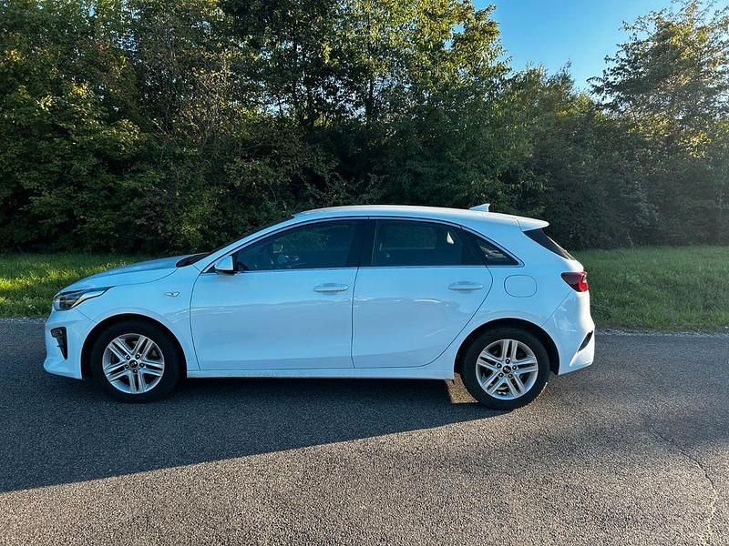 Weiß Gebraucht 2022 Kia Ceed GT GT-Line Limousine | 17.900 € (Guter Preis) - Bild 1/4