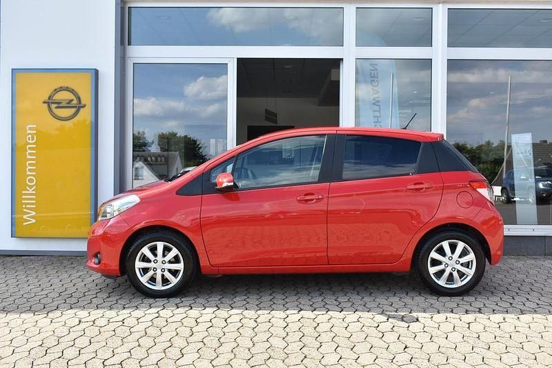 Rot Gebraucht 2014 Toyota Yaris Edition Kleinwagen | 6.850 € (Fairer Preis) - Bild 1/4