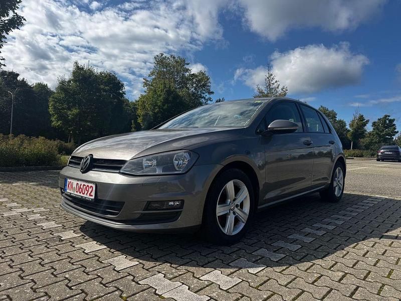 Grau Gebraucht 2015 VW Golf VII Trendline Limousine | 8.550 € (Fairer Preis) - Bild 1/4