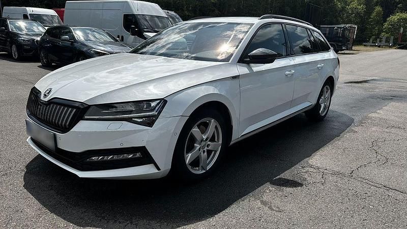 Weiß Gebraucht 2021 Skoda Superb SportLine Kombi | 18.207 € (Superpreis) - Bild 1/4