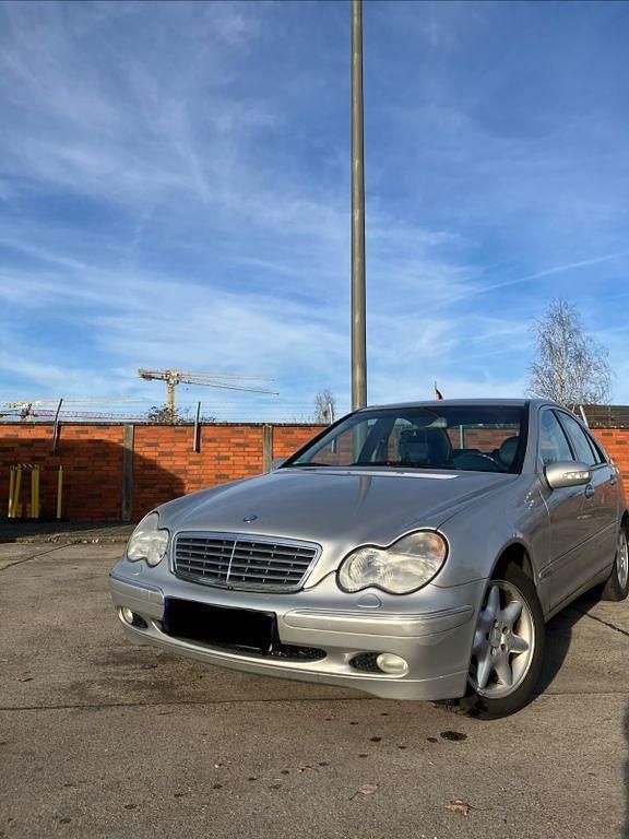 Silber Gebraucht 2001 Mercedes 240 Limousine | 3.000 € - Bild 1/4