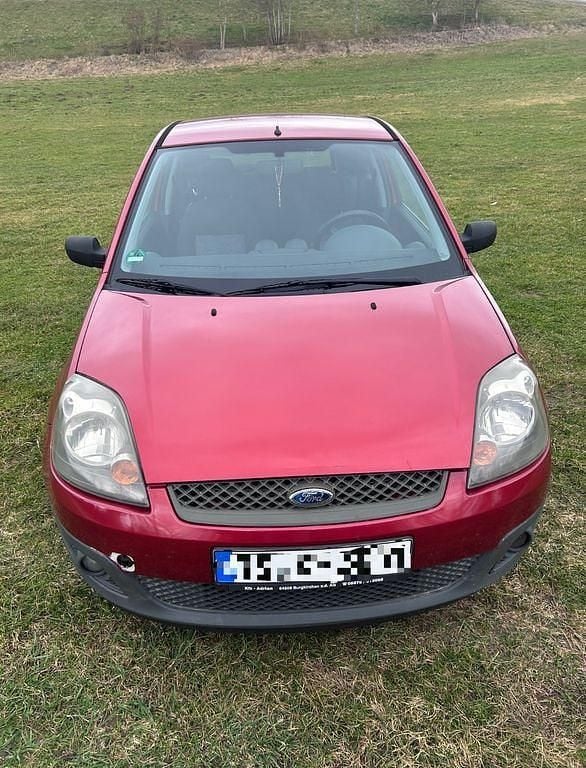 Gebraucht Ford Fiesta Ambiente 70 PS (51 kW) 2005 Rot Kleinwagen
