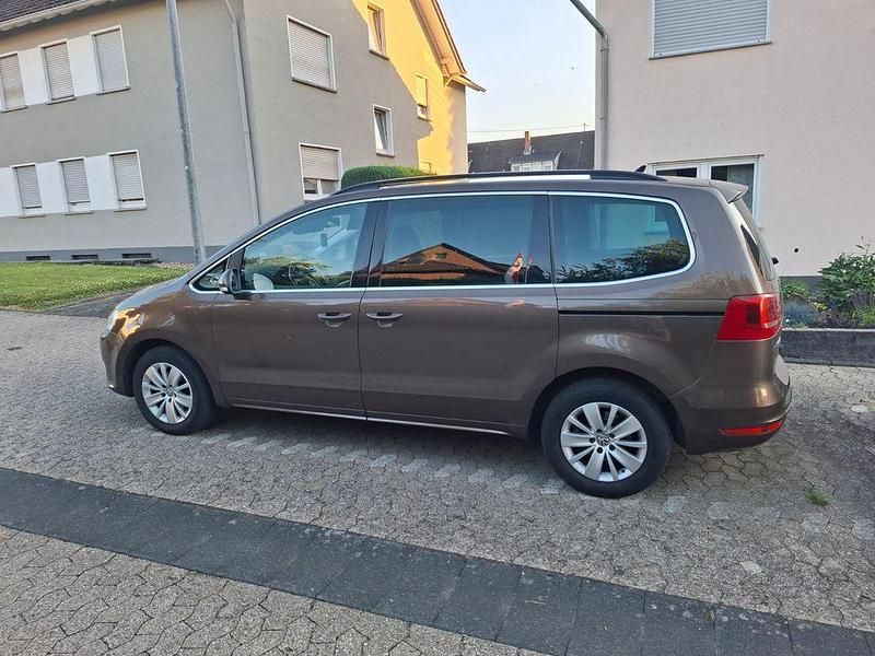 Braun Gebraucht 2010 VW Sharan Comfortline Van / Kleinbus | 8.350 € (Teuer) - Bild 1/4