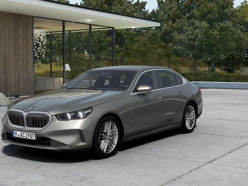 Gebraucht BMW 540 Sport Line 286 PS (210 kW) 2025 Grau Limousine