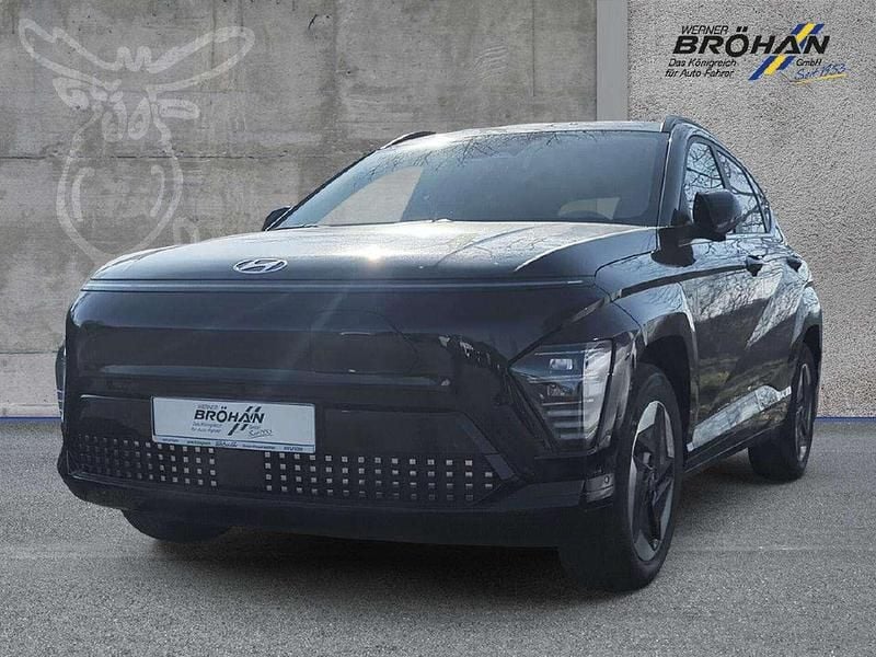 Abyss black / mic Gebraucht 2024 Hyundai Kona Advantage SUV | 26.380 € (Fairer Preis) - Bild 1/4