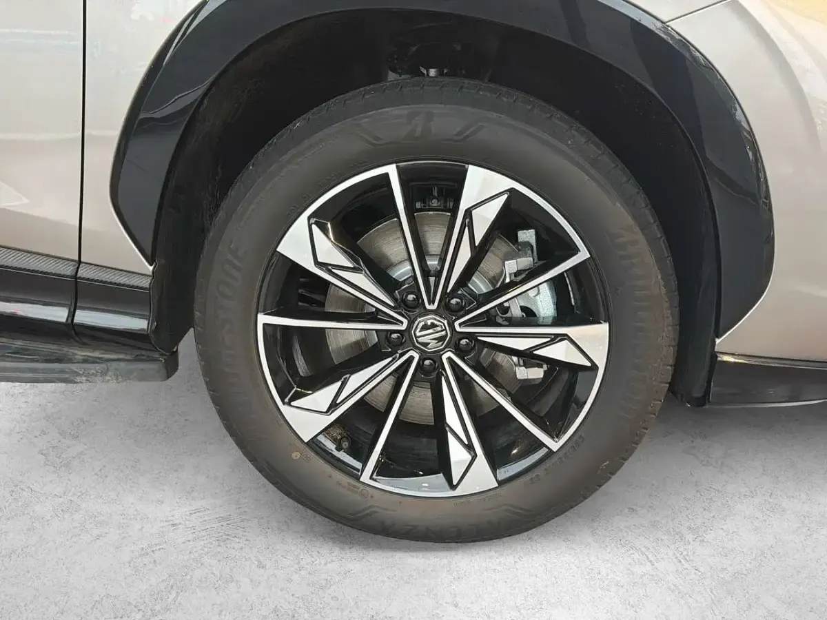 Neu MG HS Luxury 272 PS (200 kW) 2026 Silber SUV