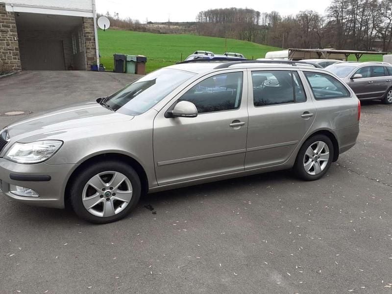Gebraucht Skoda Octavia Elegance 105 PS (77 kW) 2013 Braun Kombi