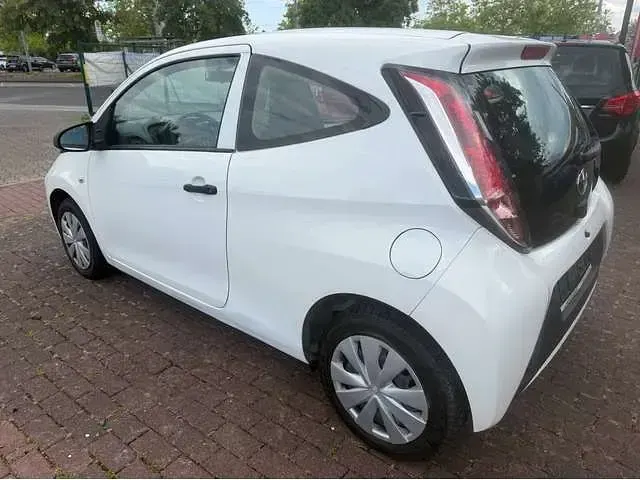 Gebraucht Toyota Aygo 69 PS (50 kW) 2016 Weiß Kleinwagen