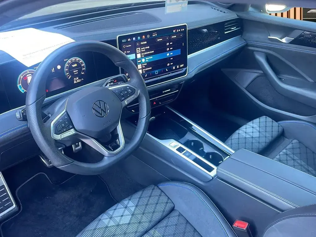 Gebraucht VW Passat R-line 150 PS (110 kW) 2025 Schwarz deep black (metallic) Kombi