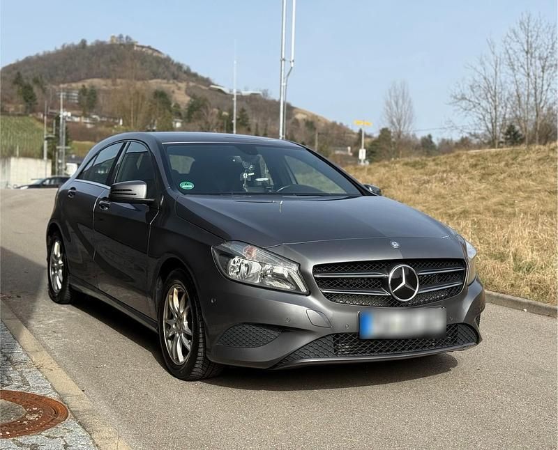 Gebraucht Mercedes A180 122 PS (89 kW) 2015 Grau Kleinwagen