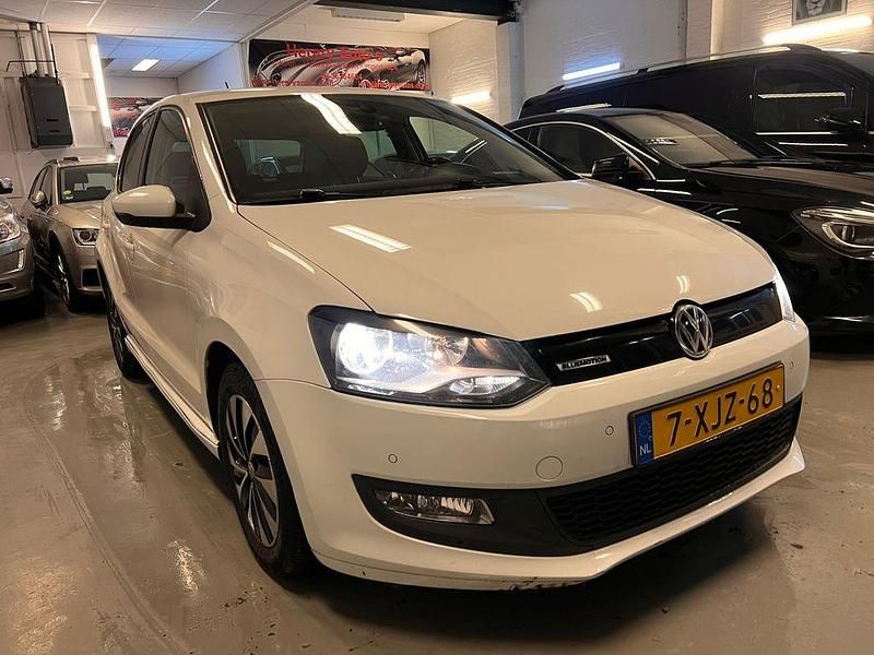 Weiß Gebraucht 2014 VW Polo Limousine | 5.700 € (Guter Preis) - Bild 1/4