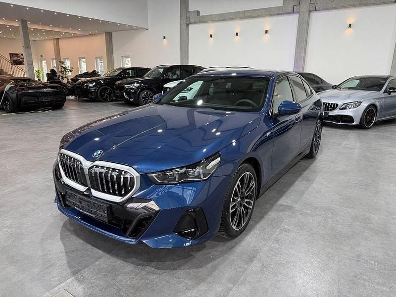 Blau Gebraucht 2024 BMW 520 M Sport Limousine | 50.850 € (Fairer Preis) - Bild 1/4