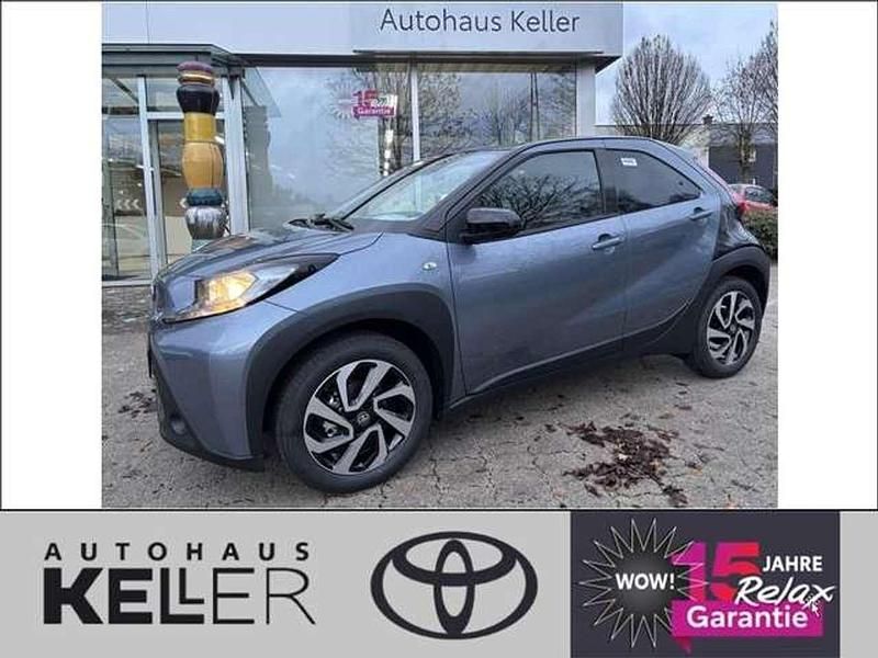 Urban khaki, dach mysticschwar Neu 2025 Toyota Aygo X SUV | 21.360 € (Teuer) - Bild 1/4