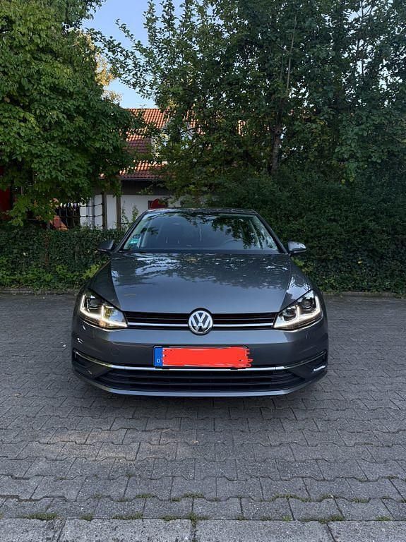 Grau Gebraucht 2017 VW Golf Sound Limousine | 19.300 € (Fairer Preis) - Bild 1/4