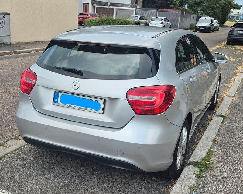 Gebraucht Mercedes A180 122 PS (89 kW) 2015 Grau Limousine