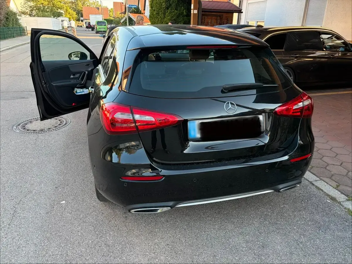Gebraucht Mercedes A180 136 PS (100 kW) 2021 Schwarz Limousine
