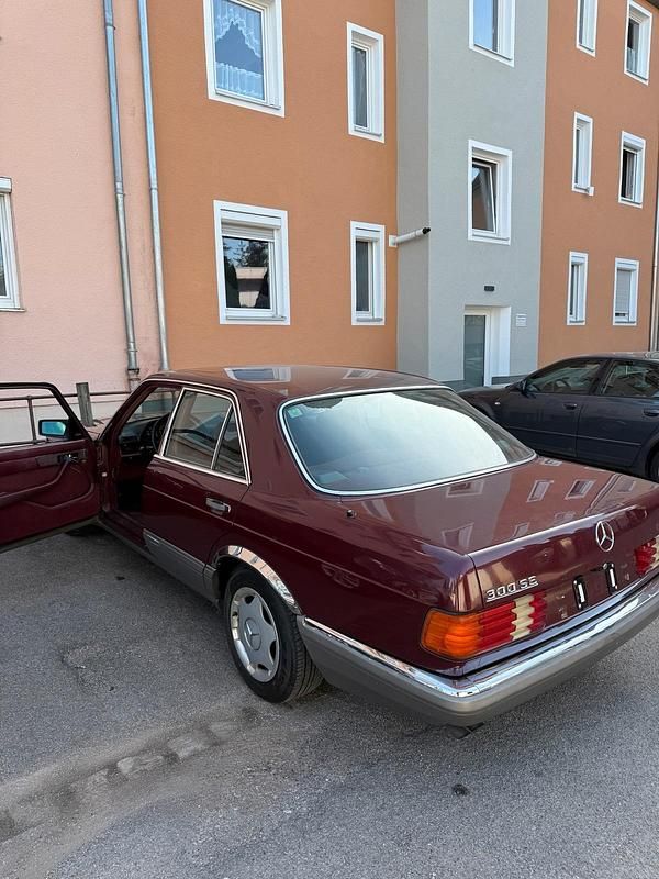 Second-hand Mercedes E300 188 CP (138 kW) 1988 Roșu Berlinǎ