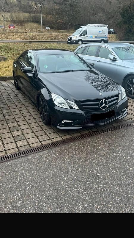 Schwarz Gebraucht 2011 Mercedes E220 AMG Coupé | 12.000 € (Fairer Preis) - Bild 1/4