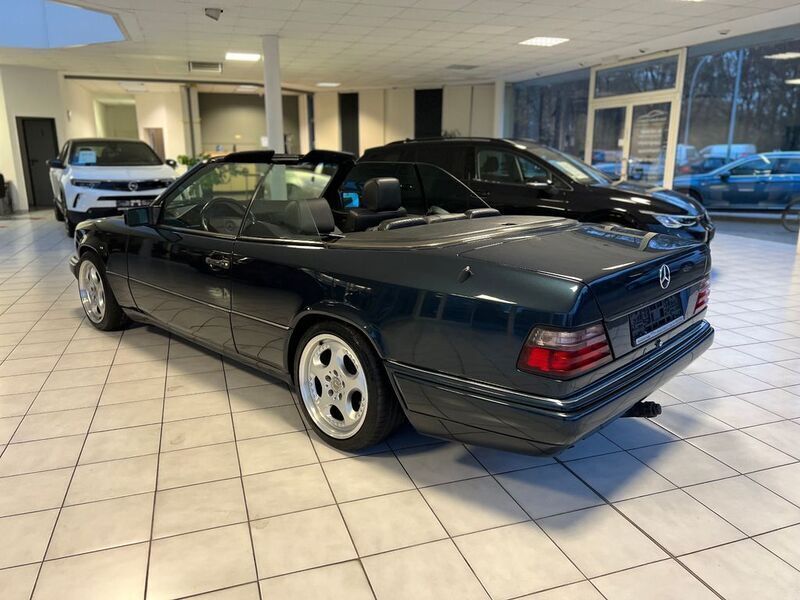 Gebraucht Mercedes E200 Edition 136 PS (100 kW) 1996 Blau Cabrio