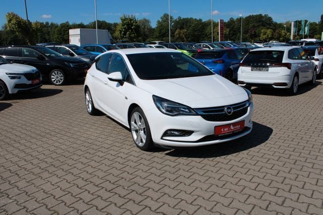 Weiß Gebraucht 2017 Opel Astra Dynamic Limousine | 15.900 € (Fairer Preis) - Bild 1/4