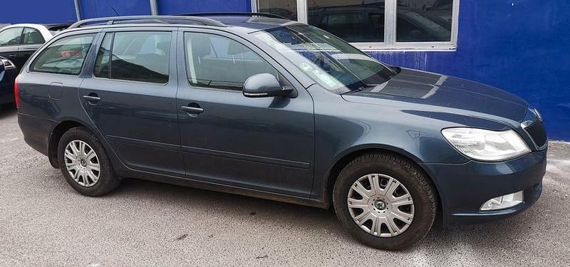 Gebraucht Skoda Octavia 105 PS (77 kW) 2010 Grau Kombi