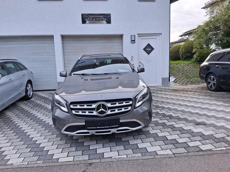 Mountaingrau (metallic) Gebraucht 2020 Mercedes GLA180 Progressive SUV | 21.998 € (Superpreis) - Bild 1/4