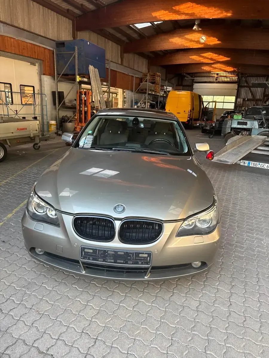 Gebraucht BMW 520 170 PS (125 kW) 2003 Gold Limousine