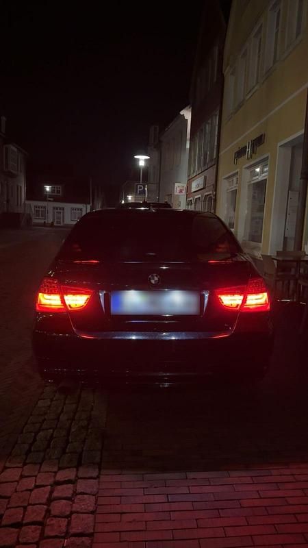 Gebraucht BMW 320 181 PS (133 kW) 2010 Schwarz Limousine