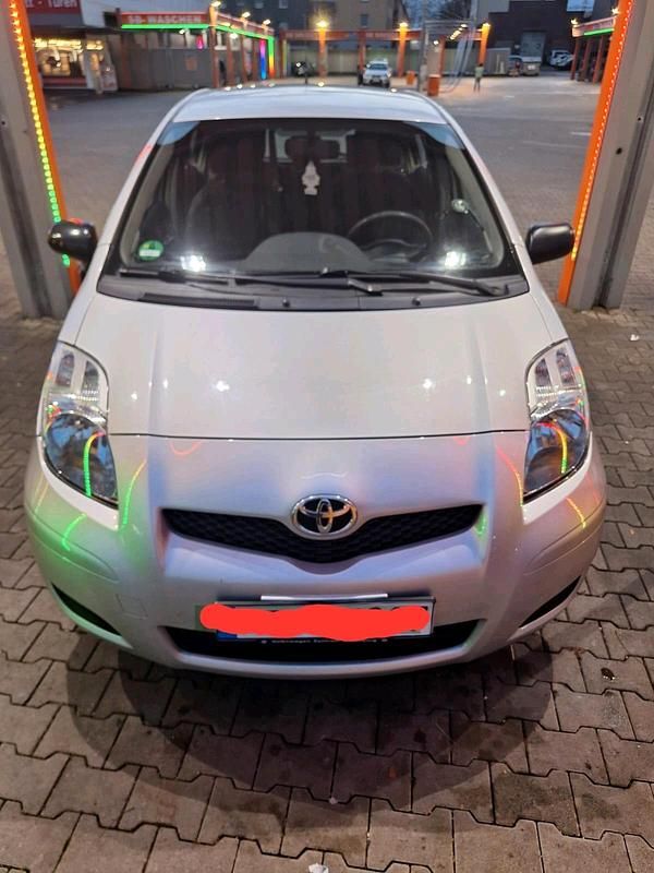 Silber Gebraucht 2011 Toyota Ist Kleinwagen | 5.000 € - Bild 1/4