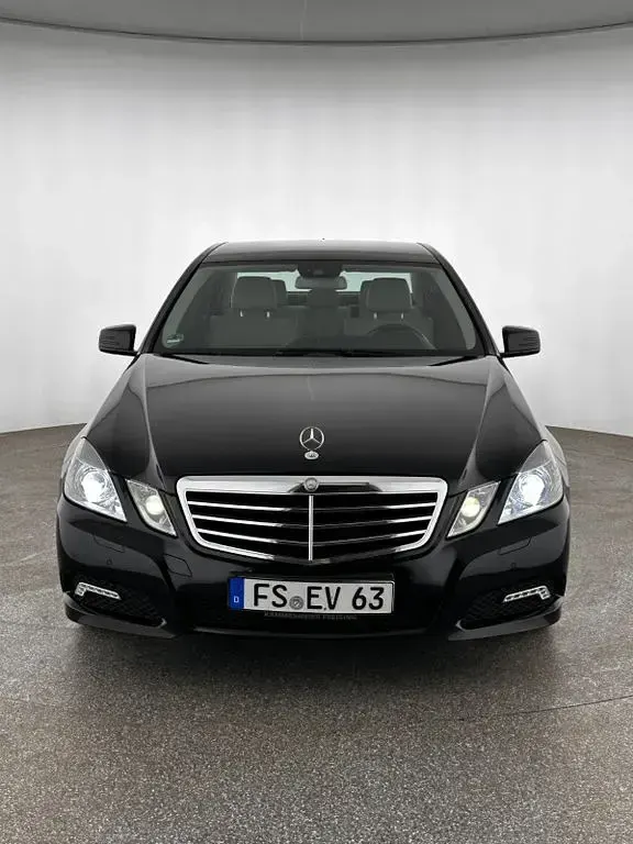 Gebraucht Mercedes E300 Avantgarde 204 PS (150 kW) 2010 Schwarz Limousine